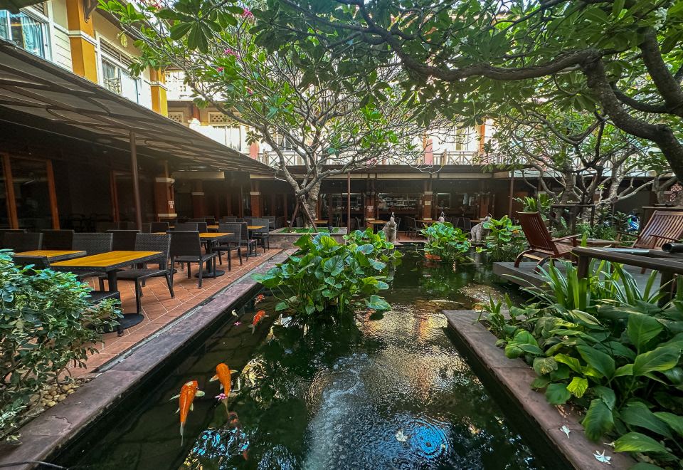 สวนลานกลางโรงแรม Rambuttri Village Inn & Plaza บรรยากาศร่มรื่นใจกลางย่านข้าวสาร