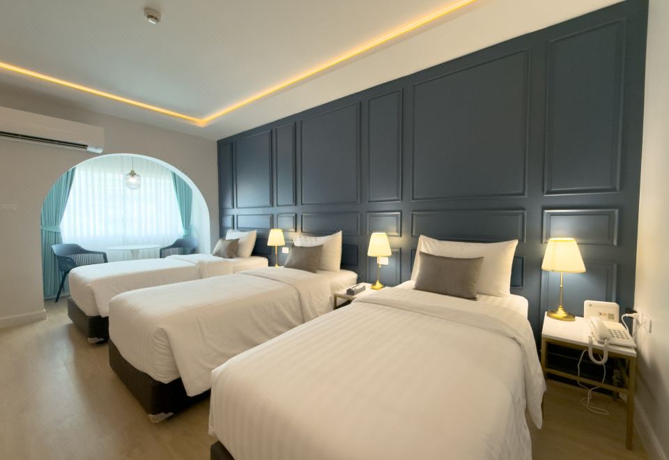 ห้อง Superior Twin ของ Regent Ramkhamhaeng 22 กว้างขวาง เตียงสะอาด ตกแต่งลายป่าไม้สีเขียว