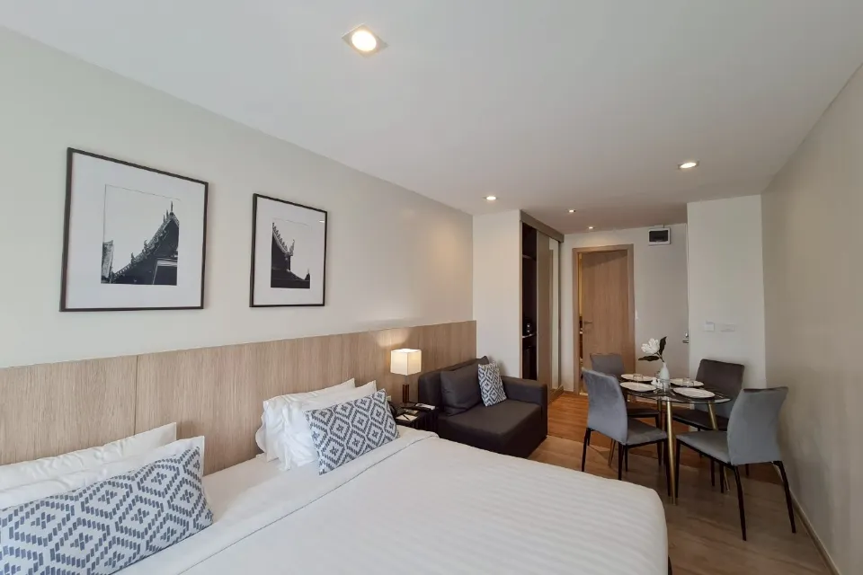 สระว่ายน้ำอินฟินิตี้ดาดฟ้าของ The Residence on Thonglor วิวพาโนรามากรุงเทพยามค่ำ