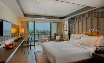 สระว่ายน้ำริมแม่น้ำเจ้าพระยาของ Riva Surya Bangkok โรงแรมบูติกบนถนนพระอาทิตย์ บางลำพู