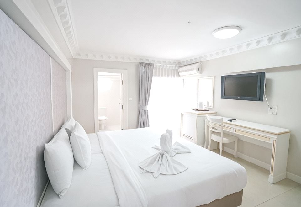 ห้องพักของ Romance Hotel Sukhumvit 97 พร้อมเตียงและระเบียงส่วนตัว ตกแต่งเรียบง่ายโทนอบอุ่น