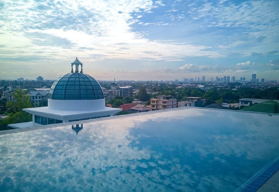 สระว่ายน้ำกลางแจ้งบนรูฟท็อปของ Romance Hotel Sukhumvit 97 มองเห็นวิวเมืองย่านสุขุมวิท
