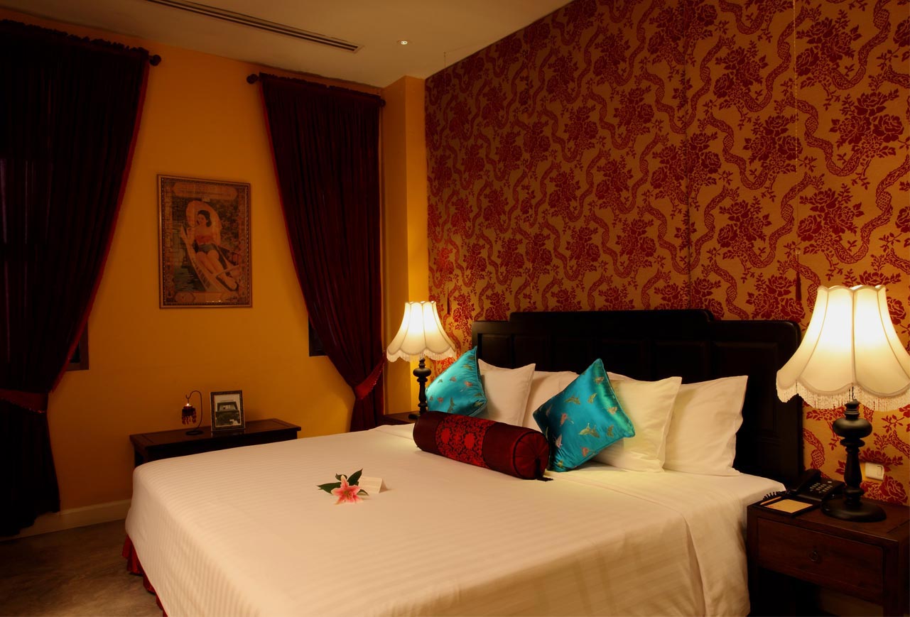 ป้ายไฟและตึกแถวเก่าย่านเยาวราชในยามค่ำ บรรยากาศรอบ Hotel Royal Bangkok @ Chinatown