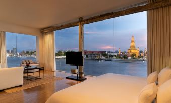 วิว Wat Arun (วัดอรุณ) จากริมแม่น้ำเจ้าพระยาหน้า Sala Rattanakosin Bangkok ช่วงพระอาทิตย์ตกดิน