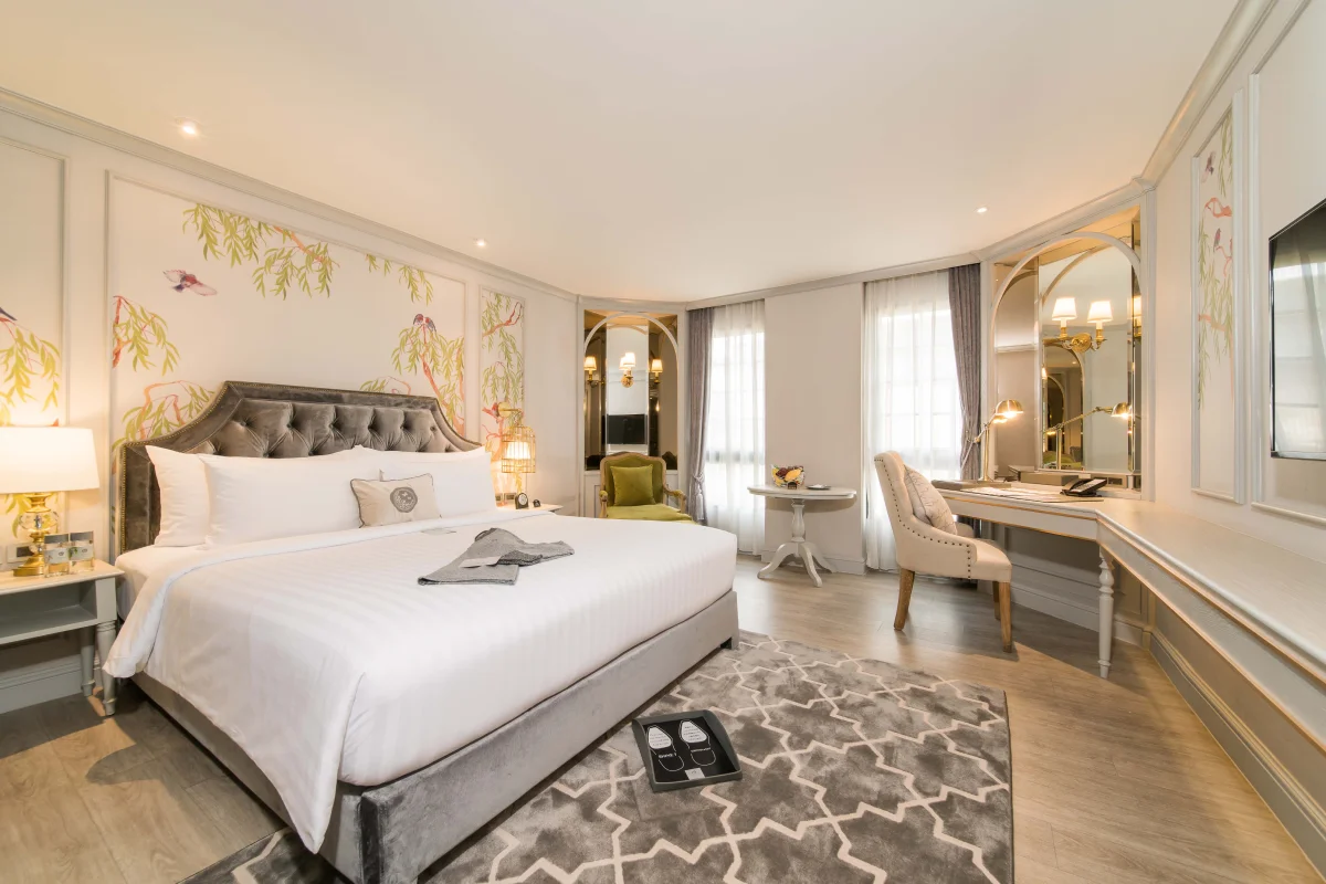 ห้องพัก Deluxe ของ The Salil Thonglor เตียงนุ่ม โทนสีเขียวเข้มสไตล์คลาสสิก