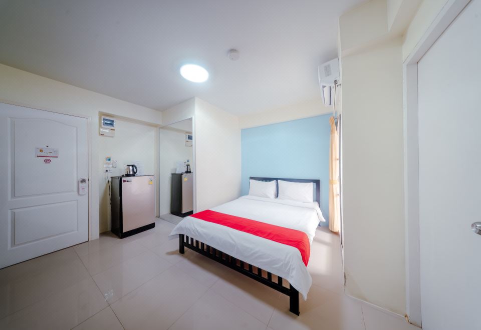 Private bathroom at Salin Home Hotel Ramkhamhaeng — clean shower, fresh towels