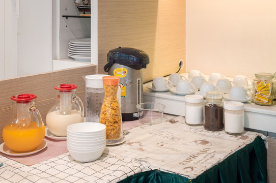 ห้องพักของ Samyan Serene Hotel Bangkok สะอาดสะอ้าน มีเตียงใหญ่และหน้าต่างรับแสงธรรมชาติ