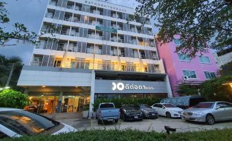 Studio room at Sathorn Terrace Apartment Bangkok with queen bed, kitchenette and keycard entry