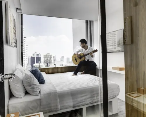 ห้องพักสไตล์ Box ของ S Box Sukhumvit Hotel กรุงเทพ ตกแต่งโทนขาว-เทา เตียง Queen สะอาดเรียบร้อย