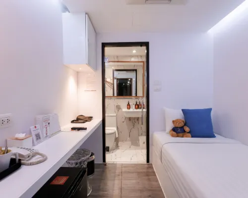 ห้อง Box 5.5 ของ S Box Sukhumvit Hotel กรุงเทพ ห้องน้ำ rain shower สะอาดทันสมัย