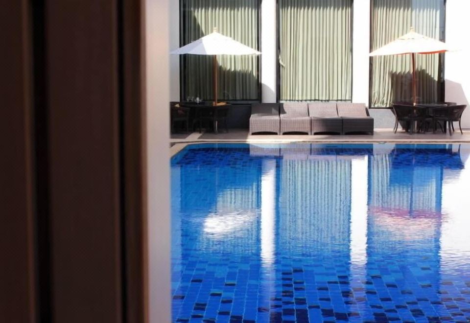 สระว่ายน้ำกลางแจ้งของ S.D. Avenue Hotel Bangkok ย่านปิ่นเกล้า