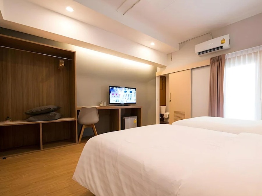 ห้องพักมาตรฐานของ Shade House BITEC Bangna เตียงสะอาด แอร์ ทีวี ตู้เย็น ย่านบางนา กรุงเทพ