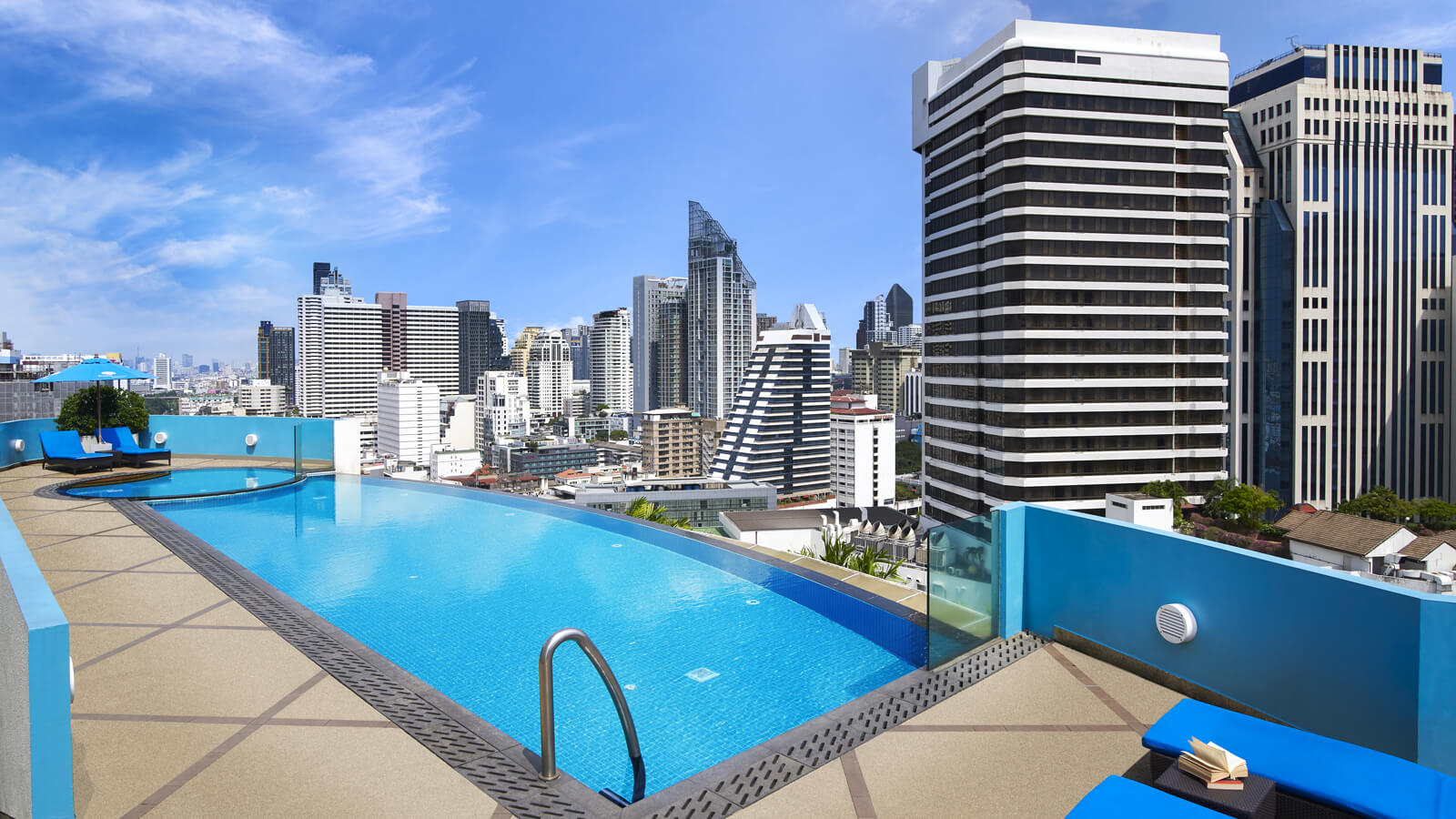 สระว่ายน้ำรูฟท็อปของ Shama Sukhumvit Bangkok บรรยากาศเงียบสงบมองเห็นวิวเมือง
