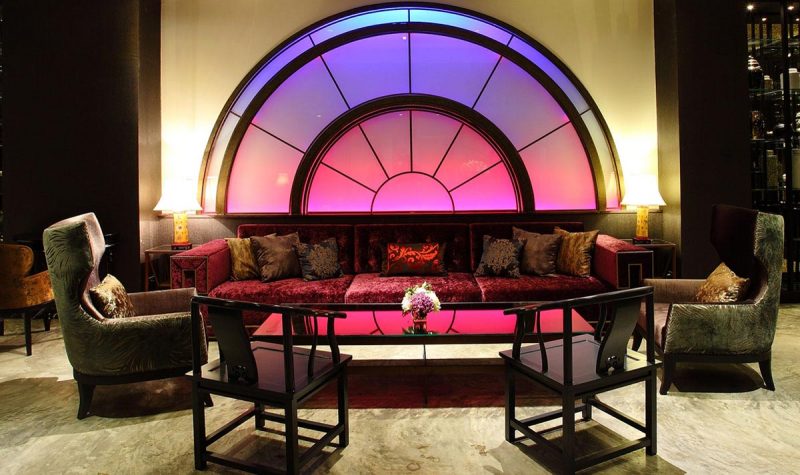 ห้องสวีท Shanghai Mansion Bangkok วอลเปเปอร์ลายมังกรแดง-ทอง เตียงคิงพร้อมหมอนผ้าไหม
