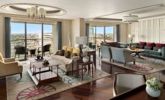 ห้องพักสไตล์คลาสสิกของ Shangri-La Bangkok พร้อมเตียง King เฟอร์นิเจอร์ไม้สัก