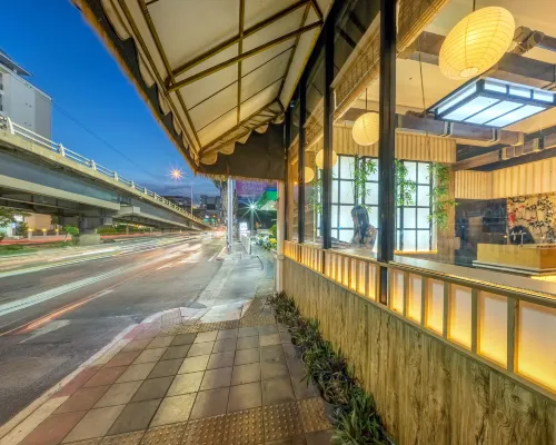 ห้องอีกมุมของ SHIN Hotel Victory Monument มีทีวีสมาร์ทและเฟอร์นิเจอร์ครบพร้อม