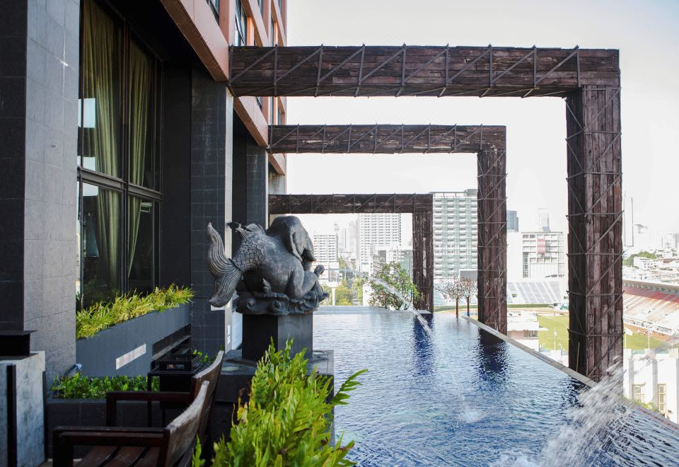 สระว่ายน้ำ infinity ลอยฟ้าของ Siam@Siam Design Hotel มองเห็นวิวเมืองกรุงเทพ