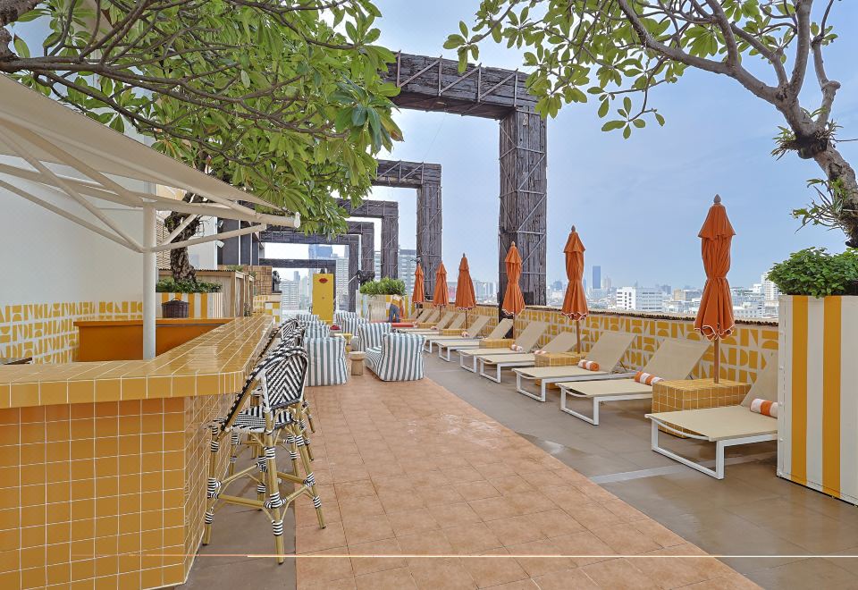ห้องพักสไตล์ดีไซน์ของ Siam@Siam ตกแต่งโทน industrial-art พร้อมหน้าต่างวิวเมือง