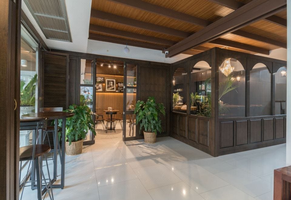 อาคารและมุมต้อนรับของ Siam Nitra Boutique Hotel ย่านราชเทวี กรุงเทพ ตกแต่งสไตล์บูทีคโทนอบอุ่น