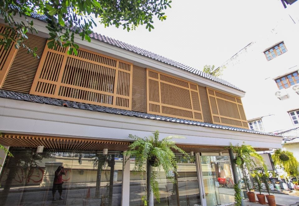 ห้องพักของ Siam Nitra Boutique Hotel กว้างขวางพร้อมเตียงนุ่มและมุมโซฟา ตกแต่งเรียบง่ายสบายตา
