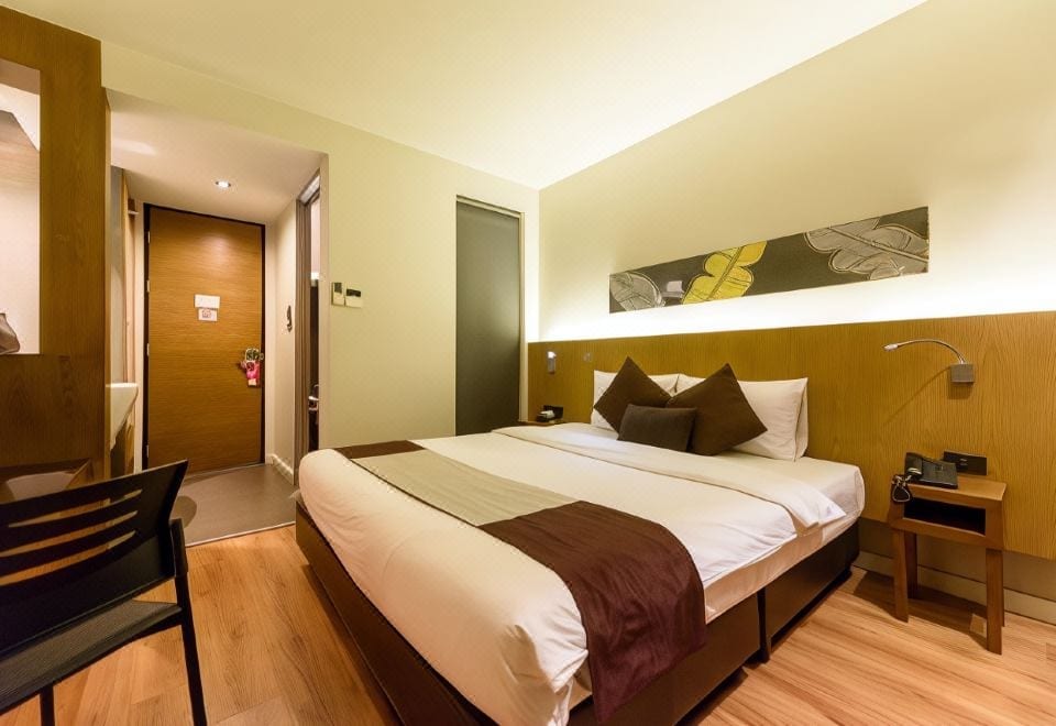 สระว่ายน้ำกลางแจ้งชั้น 2 ของ Siam Swana Hotel พร้อมพูลบาร์