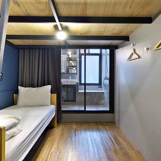 เตียงดอร์มเตียงสองชั้นของ Silom Space Hostel เรียงเป็นระเบียบ ผ้าปูสะอาด