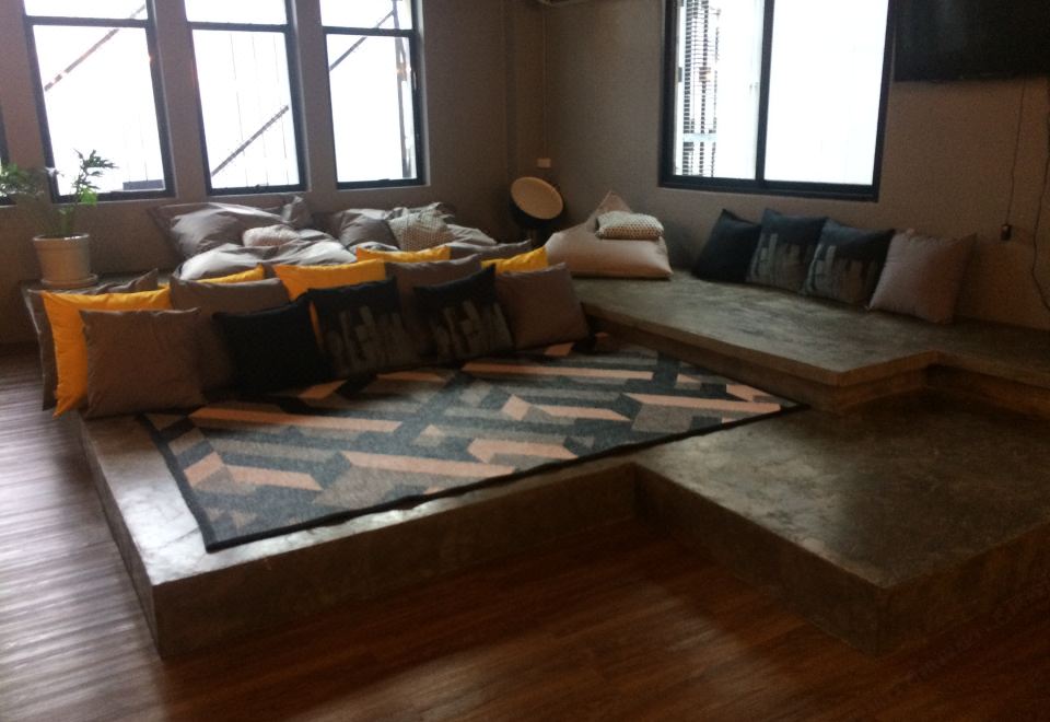 ห้องส่วนตัวของ Silom Space Hostel เตียงใหญ่ โทนสีเรียบง่าย