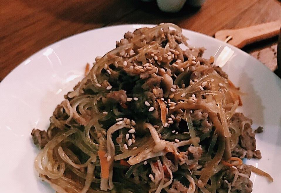 พื้นที่ส่วนกลางของ Silom Space Hostel มีมุมนั่งเล่นและโต๊ะสำหรับนั่งทำงาน