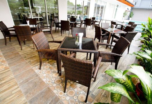 บริเวณสระว่ายน้ำและพื้นที่กลางแจ้งของ Sinsuvarn Airport Suite ลาดกระบัง