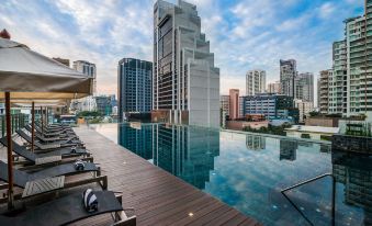ห้อง Premier Room ของ SKYVIEW Hotel Bangkok วิวเมืองผ่านกระจกบานใหญ่