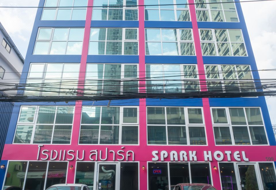 Spark Hotel – MRT Queen Sirikit