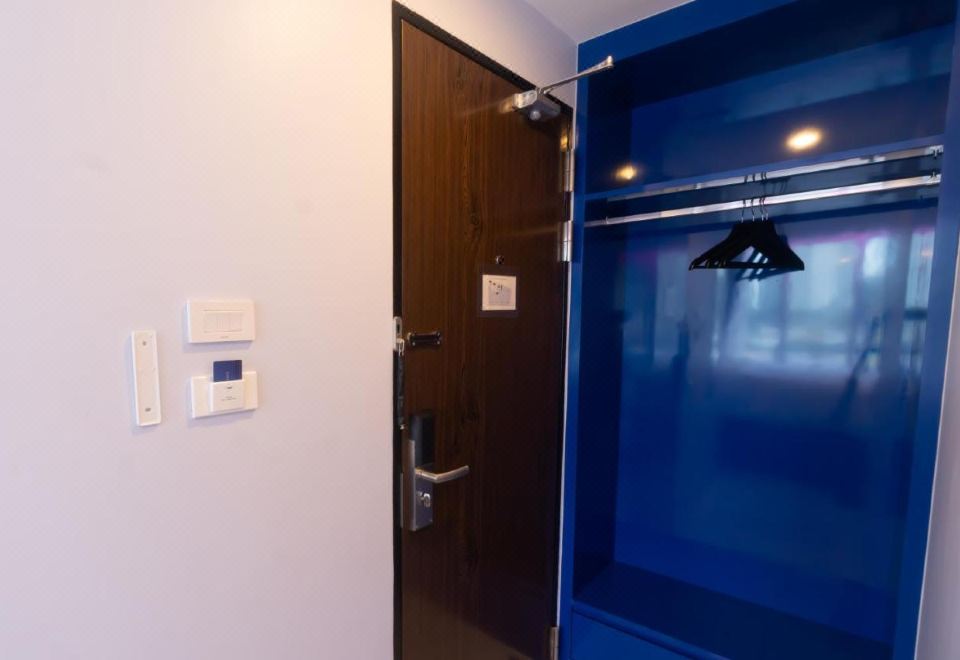 ภายในห้องพัก Spark Hotel MRT Queen Sirikit กรุงเทพ พร้อมสมาร์ททีวีและตู้เย็น