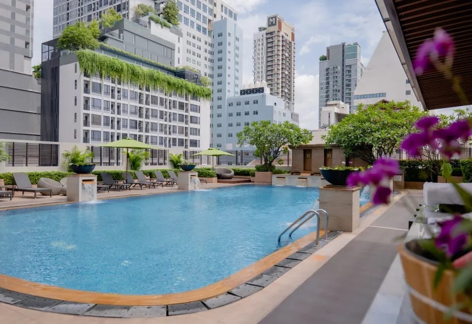 สระว่ายน้ำกลางแจ้งของ The Sukosol Hotel Bangkok บรรยากาศร่มรื่นใจกลางย่านพญาไท