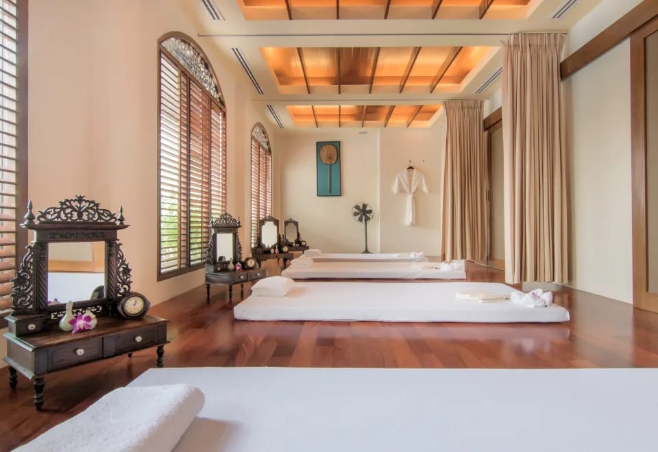 ห้องพักของ The Sukosol Hotel ตกแต่งสไตล์ไทยร่วมสมัยโทนอบอุ่นพร้อมพื้นที่นั่งเล่น