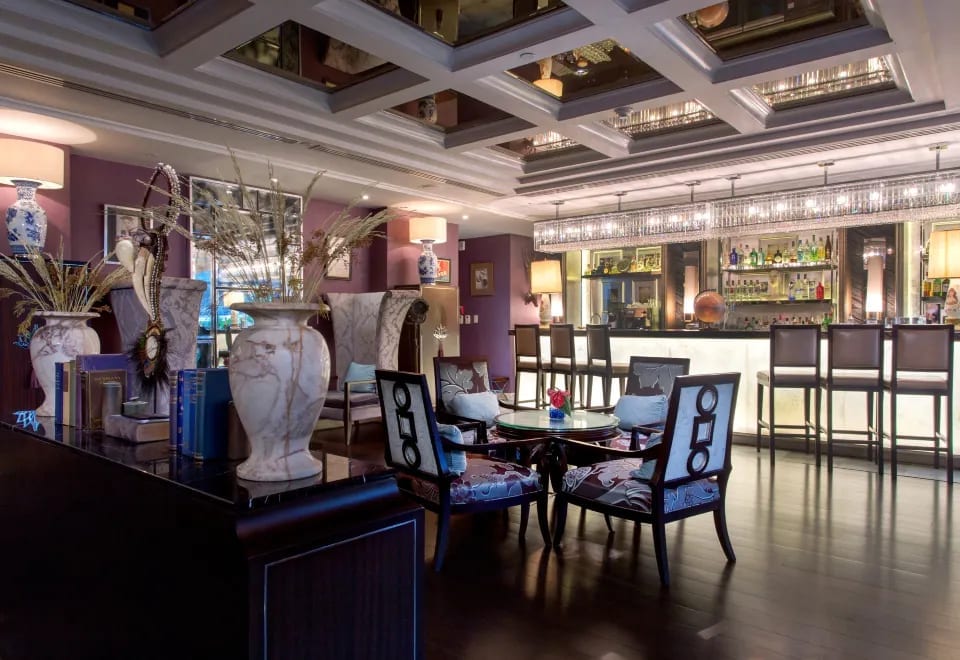 ล็อบบี้และพื้นที่ส่วนกลางของ The Sukosol Hotel Bangkok ตกแต่งด้วยงานศิลปะและงานไม้