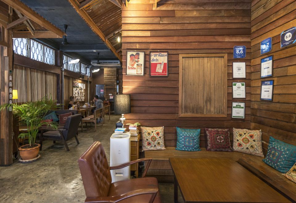 Suneta Hostel Khaosan lobby and common area with retro warm atmosphere