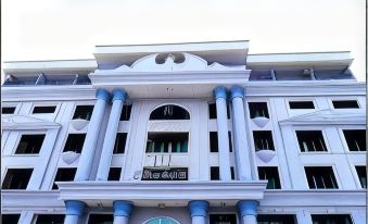 ห้องพักของ T3 Residence Ladprao กรุงเทพ ตกแต่งเรียบง่าย เตียงคู่สะอาด พร้อมระเบียงมองเห็นวิวเมือง