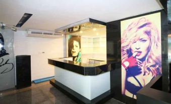 ส่วนรับรองและโต๊ะทำงานภายในห้องอพาร์ตเมนต์ T3 Residence Ladprao กรุงเทพ