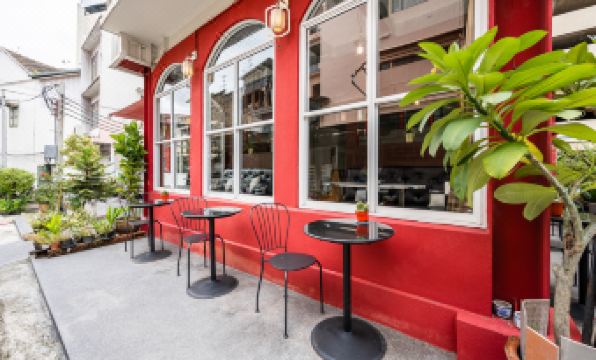 ห้องพัก Talakkia Boutique Hotel Bangkok เตียง Queen ดีไซน์สะอาดโทนอุตสาหกรรม