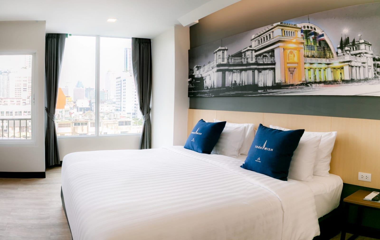 ล็อบบี้และพื้นที่ส่วนกลางของ Tarawish Hotel ตกแต่งสไตล์คอนเซ็ปต์รถไฟโทนอบอุ่น