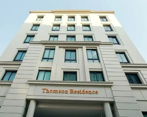 สระว่ายน้ำของ Thomson Hotels and Residences Bangna น้ำใสสะอาด บรรยากาศเป็นส่วนตัว