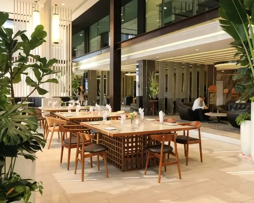 สระว่ายน้ำของ TK Palace Hotel Bangkok บรรยากาศสงบ ร่มรื่น