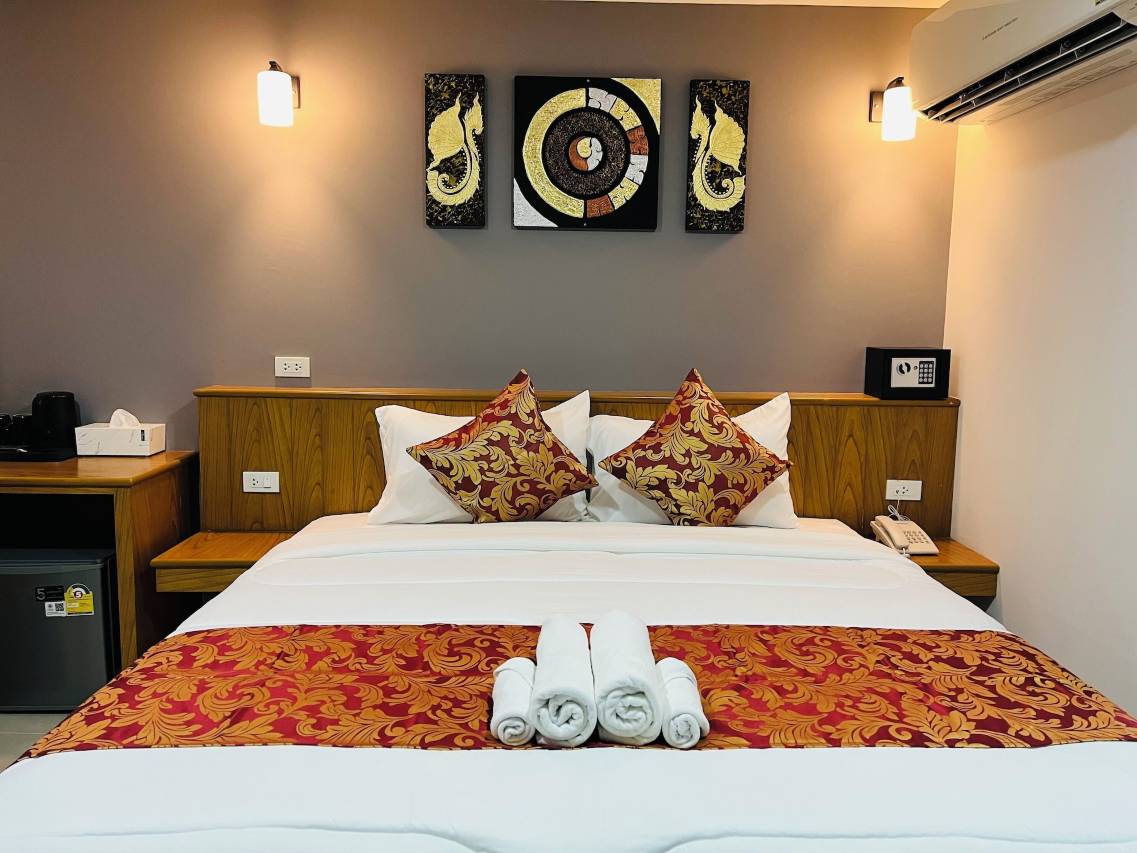 ห้อง Superior Double ของ Top High Airport Link Hotel พร้อมหัวเตียงไม้และงานศิลปะไทยร่วมสมัย