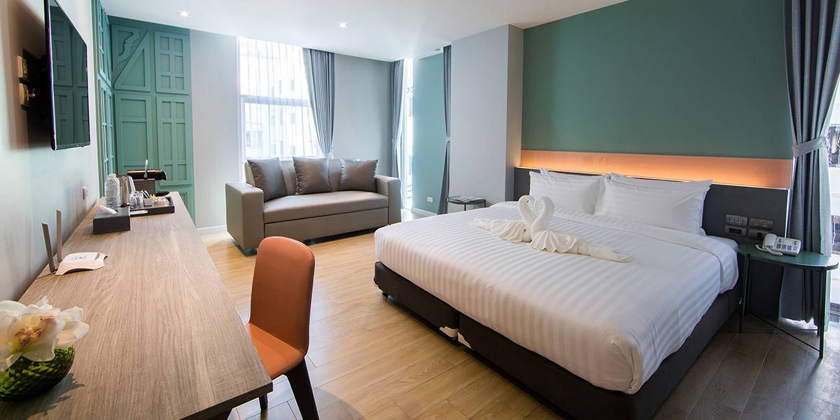 ห้อง Deluxe ของ Hotel Tranz กรุงเทพ ตกแต่งผสมศิลปะตะวันออก-ตะวันตก โทนอบอุ่นพร้อมเตียงนุ่ม