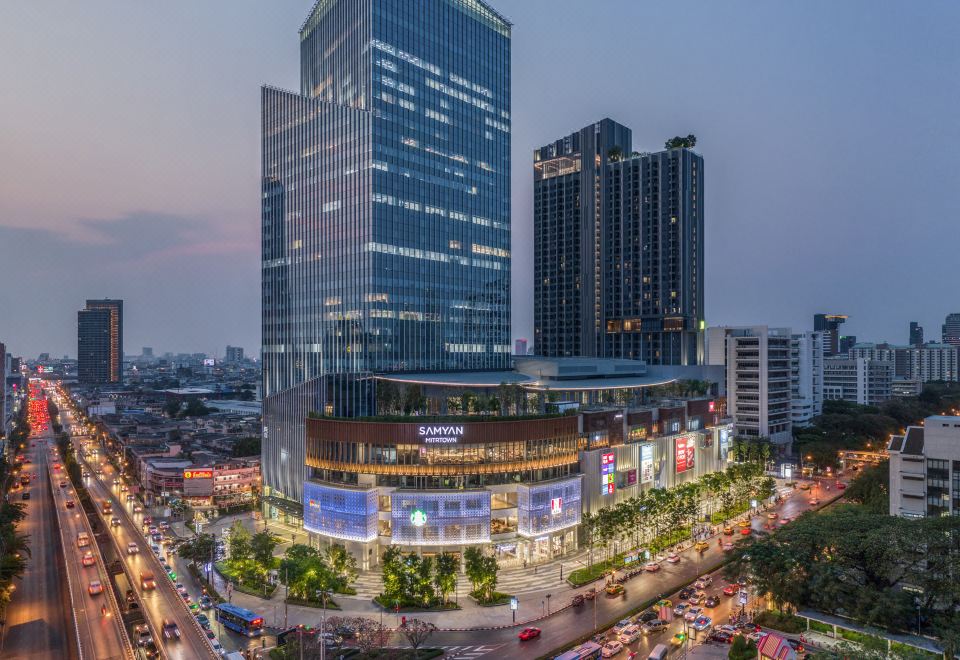 ล็อบบี้ Triple Y Hotel Bangkok ตกแต่งสไตล์โมเดิร์น มีผลงานศิลปะและเคาน์เตอร์ต้อนรับที่ชั้นล่าง