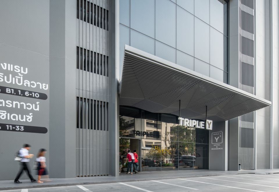 ห้องพักขนาด 34 ตร.ม. ของ Triple Y Hotel Bangkok มีเตียงคิงไซส์และ daybed ริมหน้าต่างวิวเมือง