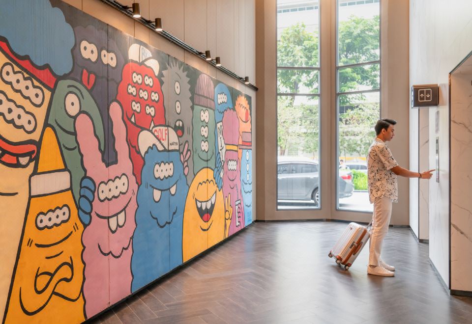พื้นที่ส่วนกลางและทางเดินชั้นล่างของ Triple Y Hotel Bangkok ที่เชื่อมต่อกับ Samyan Mitrtown