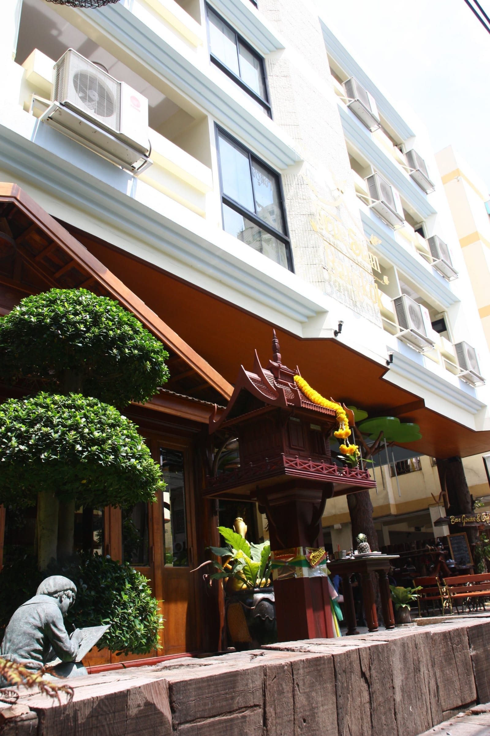 ห้องพักของ True Siam Phayathai Hotel ดีไซน์ไทยร่วมสมัยโทนไม้เข้มพร้อมเตียงนุ่มและระเบียงส่วนตัว