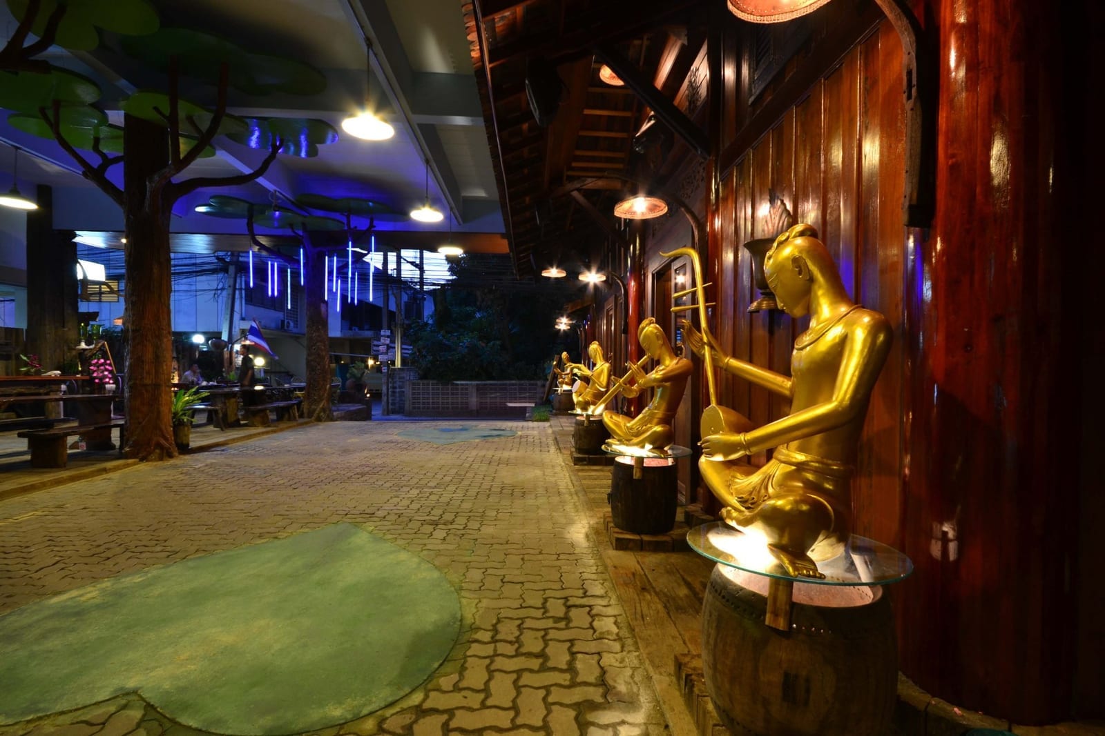 ล็อบบี้และทางเข้า True Siam Phayathai Hotel ตกแต่งสไตล์บูทีคไทยโทนอบอุ่น