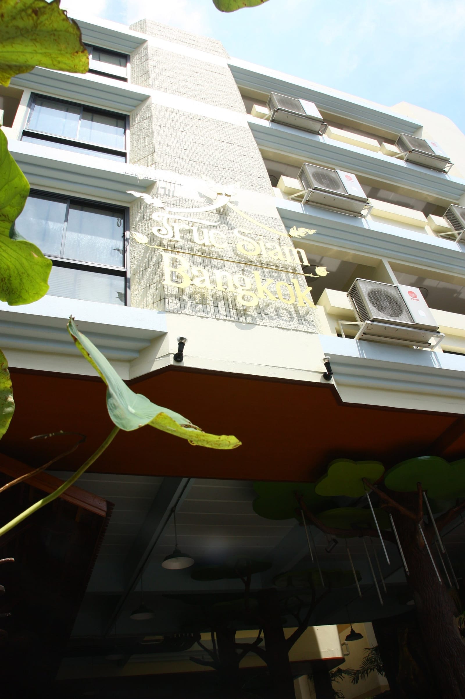 มุมห้องพักของ True Siam Phayathai Hotel กว้างขวางพร้อมเฟอร์นิเจอร์ไม้และของตกแต่งสไตล์ไทย